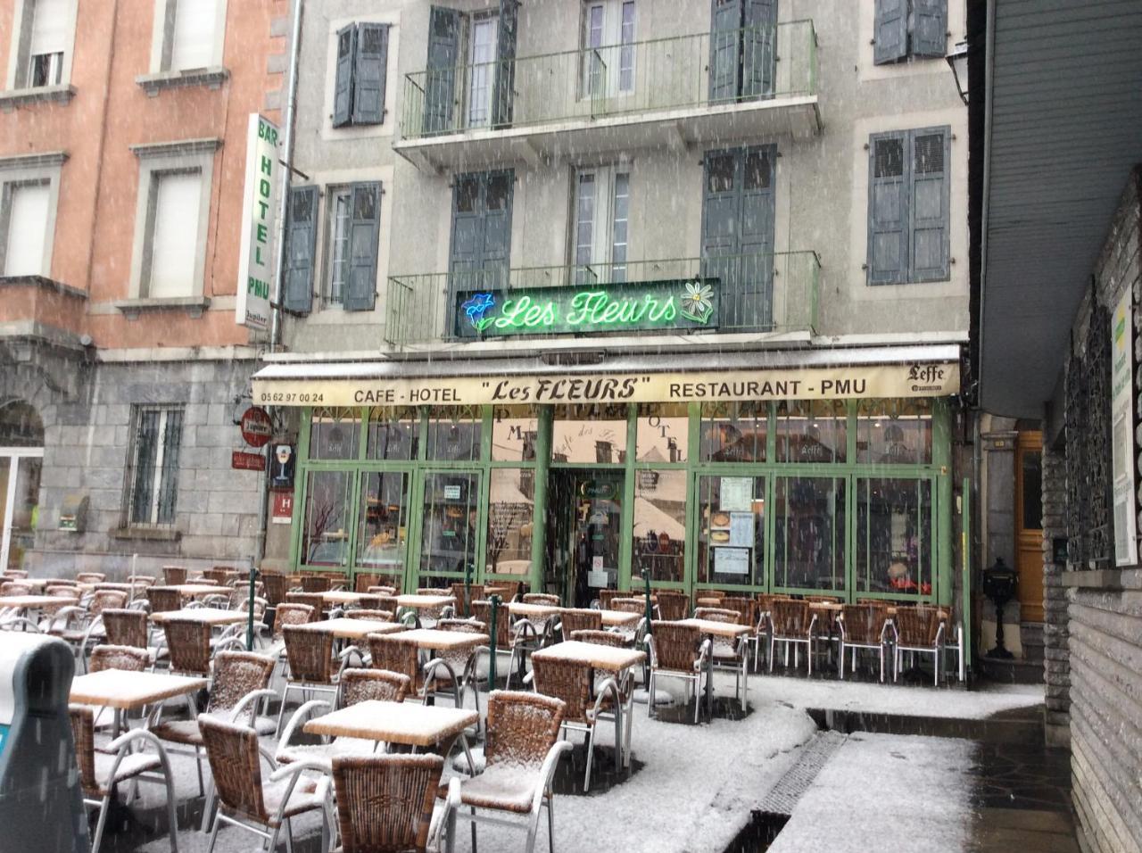 Hotel Cafe Les Fleurs Argeles-Gazost Bagian luar foto